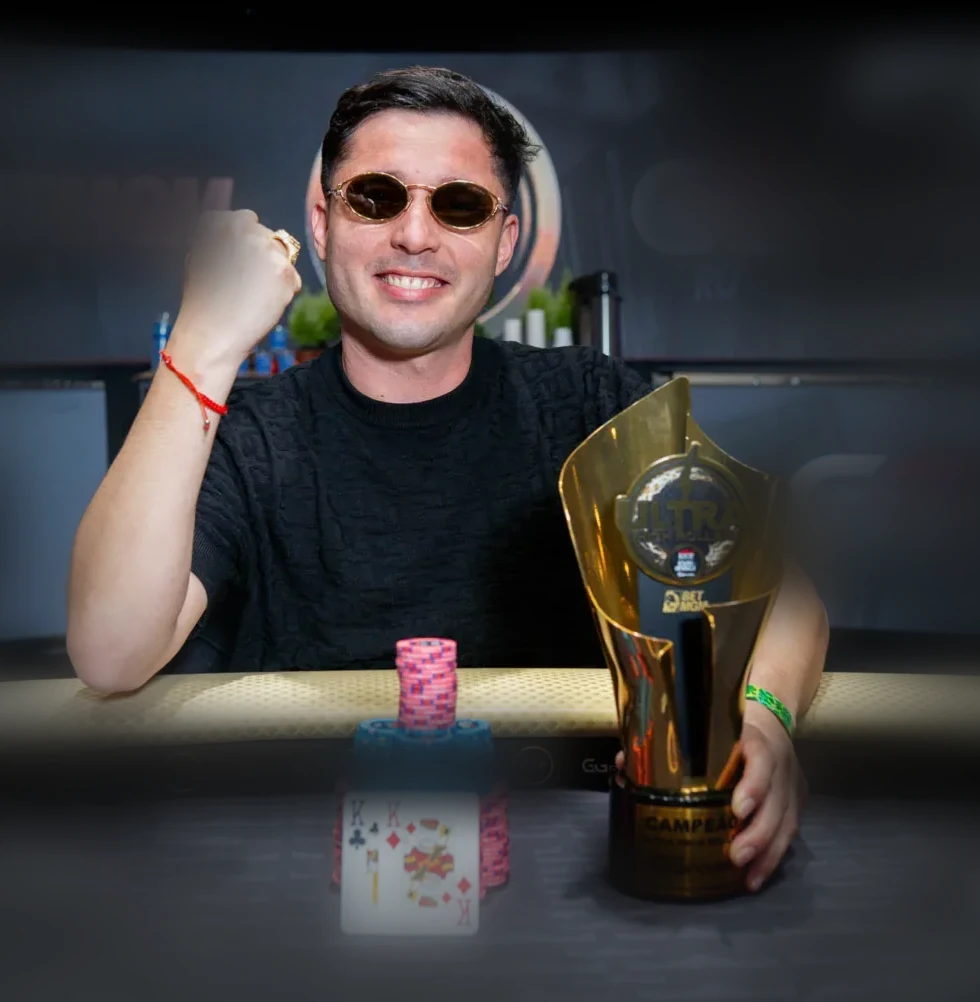Marco Pérez con el trofeo de campeón del Ultra High Roller del KSOP South America 2025